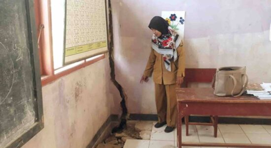 Kondisi SDN Cibadak di Kampung Cibadak RT 01/04 Desa Mekarsakti, Kecamatan Ciemas, Kabupaten Sukabumi, retak akibat pergerakan tanah.