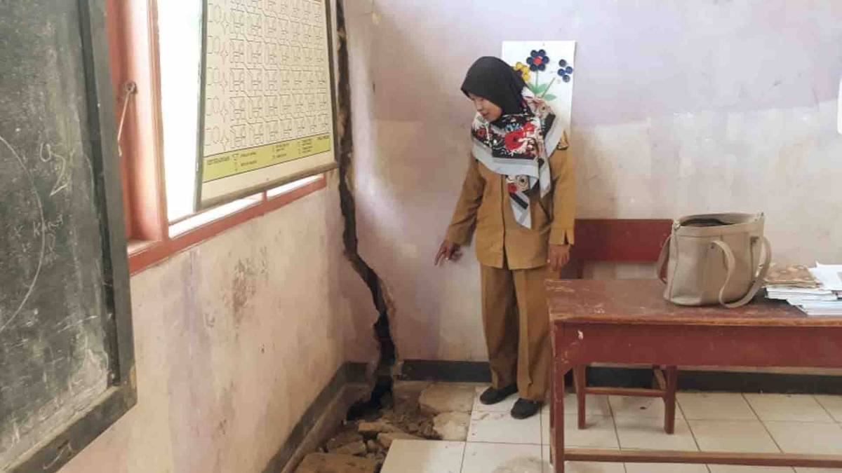 Kondisi SDN Cibadak di Kampung Cibadak RT 01/04 Desa Mekarsakti, Kecamatan Ciemas, Kabupaten Sukabumi, retak akibat pergerakan tanah.