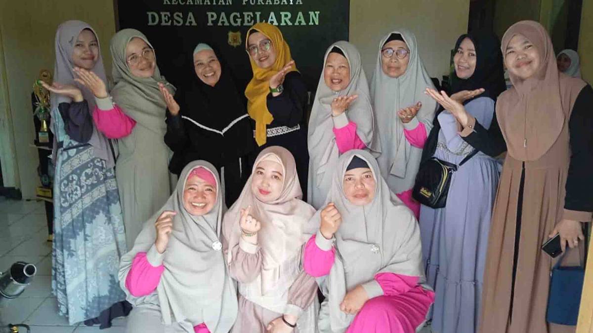 Anggota Komisi IV DPRD Kabupaten Sukabumi Fraksi PKS Ai Sri Mulyati (busana hitam)