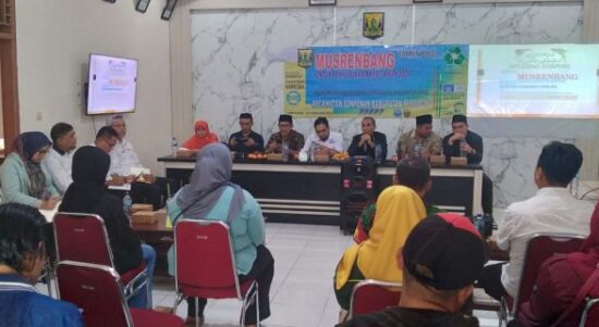 BADRI Suhendi berbicara dalam Musrenbang Kecamatan Palabuhanratu.