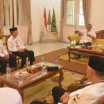 Bupati Sukabumi H. Marwan Hamami beraudiensi dengan pengurus Pimpinan Daerah Ikatan Persaudaraan Haji Indonesia (IPHI) Kabupaten Sukabumi di Pendopo, Rabu, 15 Februari 2023.