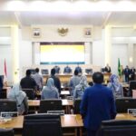 RAPAT Paripurna DPRD Kabupaten Sukabumi diawali dengan menyanyikan lagu kebangsaan Indonesia Raya.
