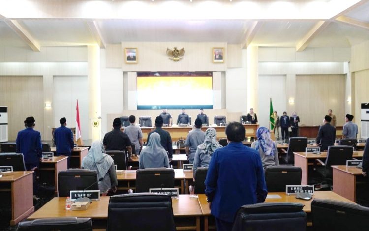RAPAT Paripurna DPRD Kabupaten Sukabumi diawali dengan menyanyikan lagu kebangsaan Indonesia Raya.