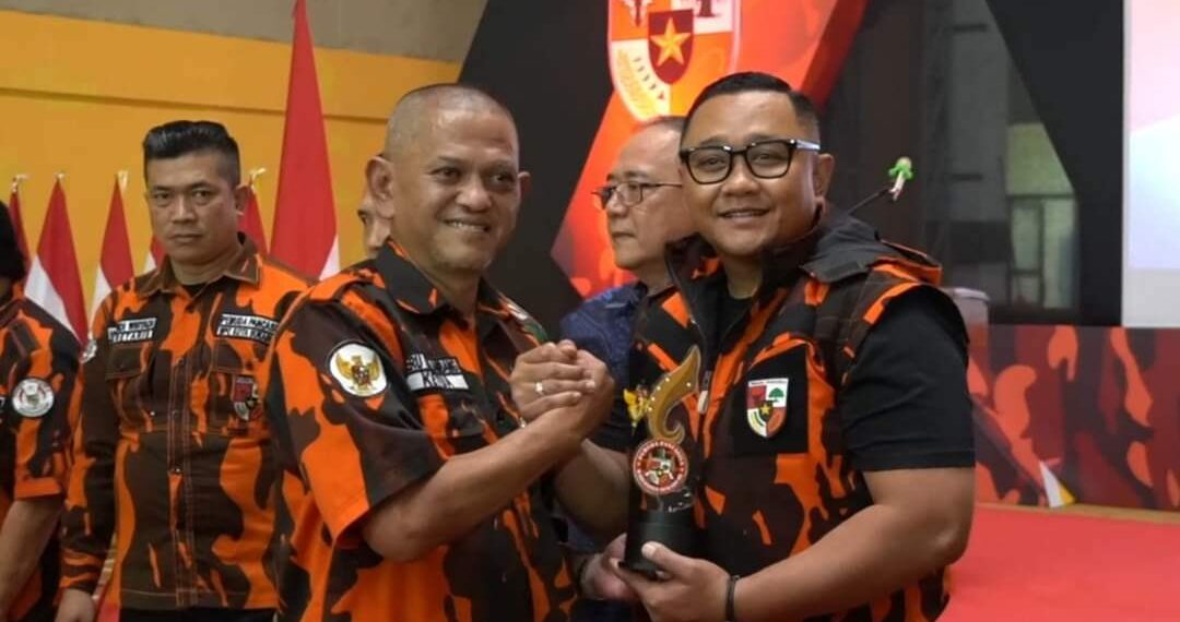 Berjabat tangan, dari Kanan, Ketua DPRD Kabupaten Sukabumi Yudha Sukmagara dengan ketua MPC PP Kab. Sukabumi Heru Herlambang saat Rakercab di GOR Pemuda Cisaat, Sabtu (18/2/2023). |Foto: pemkab