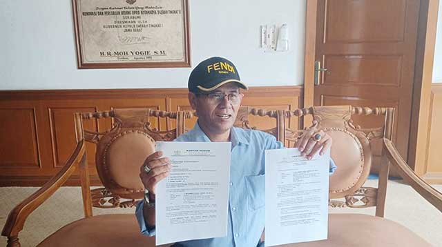 Dedi Fatius yang merupakan kuasa hukum Faisal Bagindo saat memperlihatkan surat gugatannya kepada awak media, Kami (2/2).