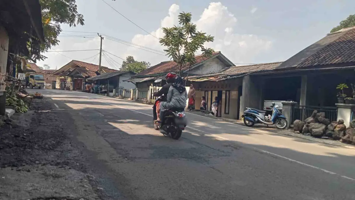 TKP kejadian pembacokan di ruas jalan utama Cibadak-Palabuhanratu, atau tepatnya di Kampung Cijambe, Desa/Kecamatan Bantargadung, Kabupaten Sukabumi.
