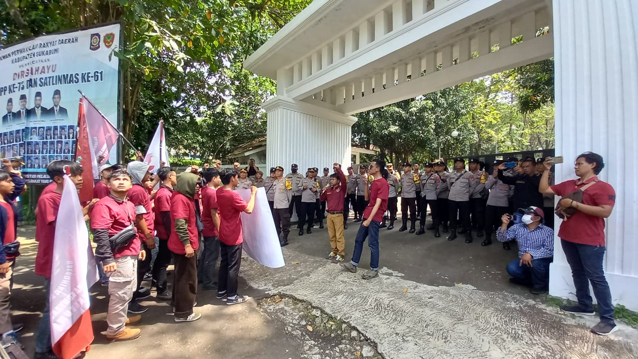 Gedung DPRD Kabupaten Sukabumi jadi Sasaran Demo Dugaan SPK Bodong Dinkes