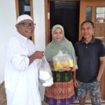 BERBAGI : Anggota Dewan Perwakilan Rakyat (DPRD) dari Fraksi Partai Amanat Nasional (PAN), Heri Antoni getol membagikan takjil ke beberapa wilayah kecamatan yang ada di Kabupaten Sukabumi.