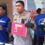 Kapolres Sukabumi AKBP Maruly Pardede menunjukan barang bukti kasus narkoba jenis sabu. Terdapat oknum Panwascam Pemilu yang terjerat kasus tersebut.