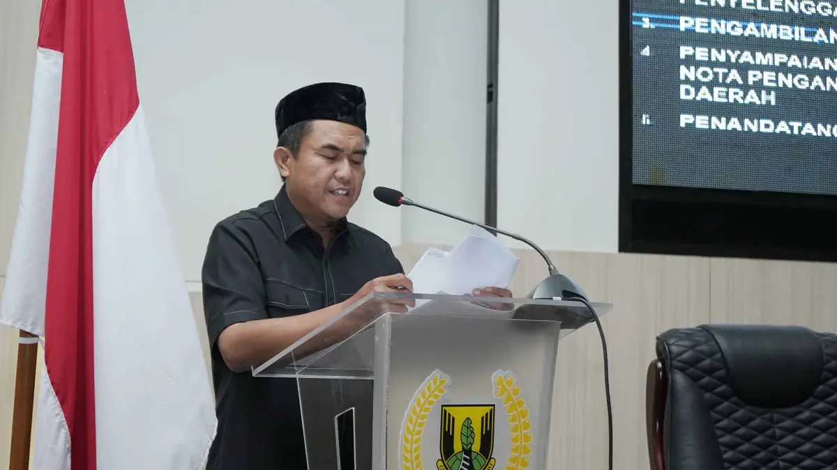 M. Yusuf saat menyampaikan laporan Komisi IV DPRD Kabupaten Sukabumi terkait Raperda tentang Penyelenggaraan Ketenagakerjaan di dalam Rapat Paripurna, Senin (10/7/2023). (Sumber : Dok. DPRD)