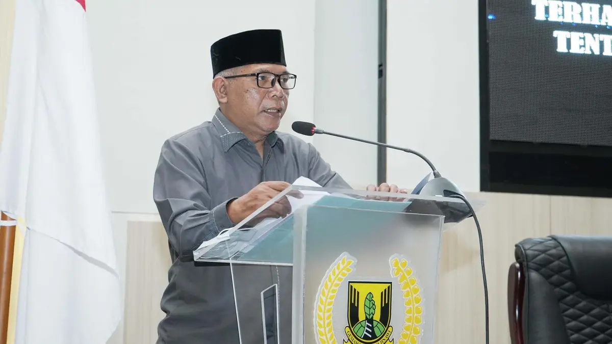 Anggota Fraksi PAN DPRD Kabupaten Sukabumi Heri Antoni sampaikan pandangan umum terkait Raperda PDRD di Rapat Paripurna, Kamis (20/7/2023). (Sumber : Dok. DPRD Kabupaten Sukabumi)