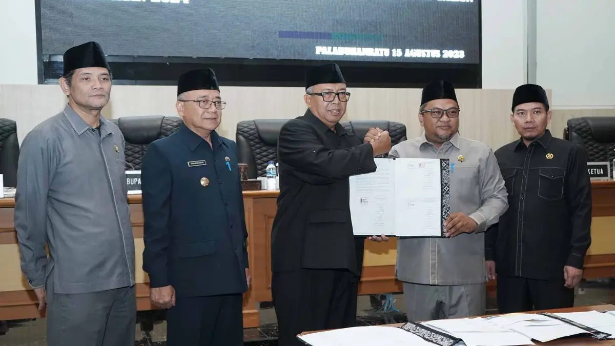 Pimpinan DPRD dan Pemkab Sukabumi menunjukan Nota Kesepakatan Bersama terkait KUA-PPAS 2024 yang ditandatangani. (Sumber : Dok. DPRD)