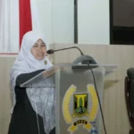 Anggota Fraksi PKS DPRD Kabupaten Sukabumi Leni Liawati dalam rapat paripurna beragendakan Penyampaian Pandangan Umum Fraksi-Fraksi DPRD terhadap nota pengantar Bupati mengenai Raperda APBD Perubahan 2023. (Sumber : Dok. DPRD)