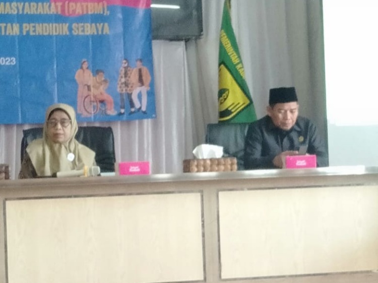 MUHAMMAD Sodikin bersama Ketua P2TP2A Kabupaten Sukabumi, Yani Marwan. Foto : Ist