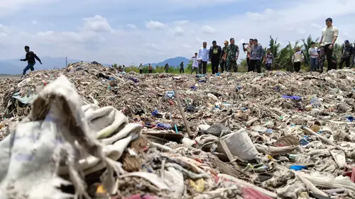 TUMPUKAN sampah di Pantai Cibutun sebelum dibersihkan.