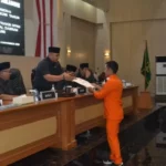 Anggota DPRD Kabupaten Sukabumi Fraksi PKS Ramzi Akbar Yusuf usai membacakan pandangan fraksi terhadap Raperda Penyertaan Modal untuk PT LKM Sukabumi. (Sumber : Istimewa)