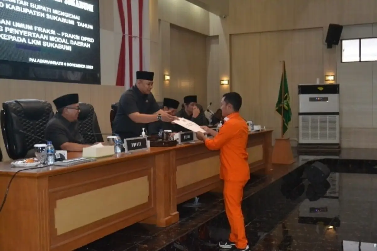 Anggota DPRD Kabupaten Sukabumi Fraksi PKS Ramzi Akbar Yusuf usai membacakan pandangan fraksi terhadap Raperda Penyertaan Modal untuk PT LKM Sukabumi. (Sumber : Istimewa)