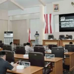 Wakil Bupati Sukabumi Iyos Somantri menyampaikan jawaban Bupati terhadap pandangan umum fraksi-fraksi DPRD terkait Raperda Penyertaan Modal Daerah untuk PT LKM. (Sumber : Dok. DPRD)