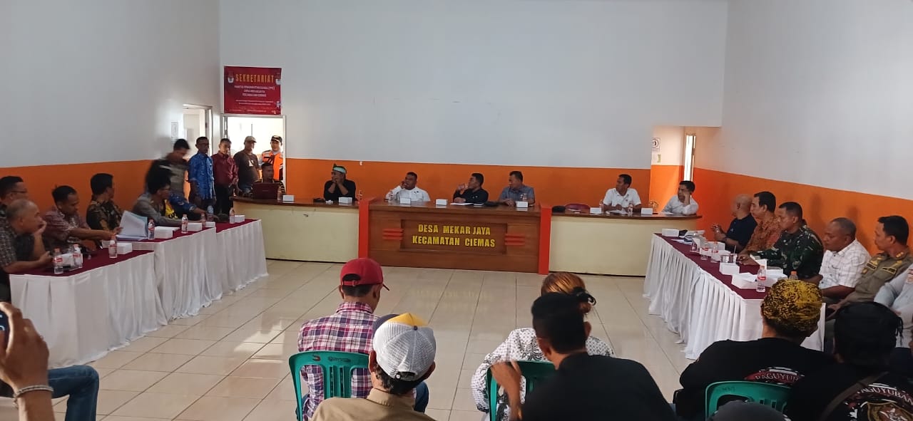 Anggota Komisi I DPRD Kabupaten Sukabumi Muslihin menerima keluhan penambang rakyat. | Foto: Istimewa